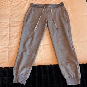 Figs Women’s Gray jogger scrub pants with Drawstring